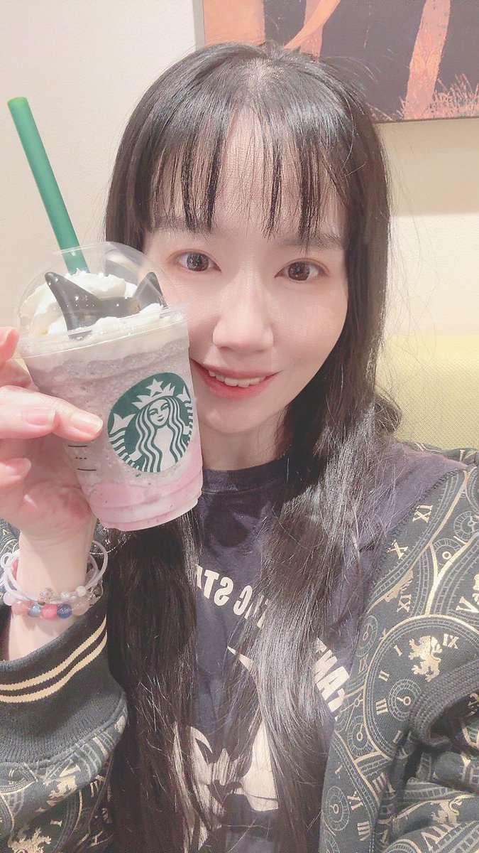 tsugumin1101's tweet photo. おはようございます(*ｐω-)｡O°

昨夜は舞台観劇でした( *´꒳`*)

観劇後も少しお店でお話できて、楽しかったです！
こういう時間があると、来年の舞台がさらに楽しみになりますね。

それに伴って、来月も色々動いたり、ご挨拶したりと忙しくなりそうですが、楽しみなことがたくさん！

新しいご縁や繋がりが、どんな形になっていくのかワクワクしております(*´艸`)

そして、あっそういえば！
やっと動画解禁できました！！

円盤化を希望する方も出るほど大好評だった『 #世界は想いでできている 』。

アーカイブ配信は 11月10日までお楽しみいただけます！

劇場で観てくださった方も、まだ観ていない方も、ぜひこの機会に作品を受け取っていただけたら嬉しいです。

もっともっと、ひろがれー！