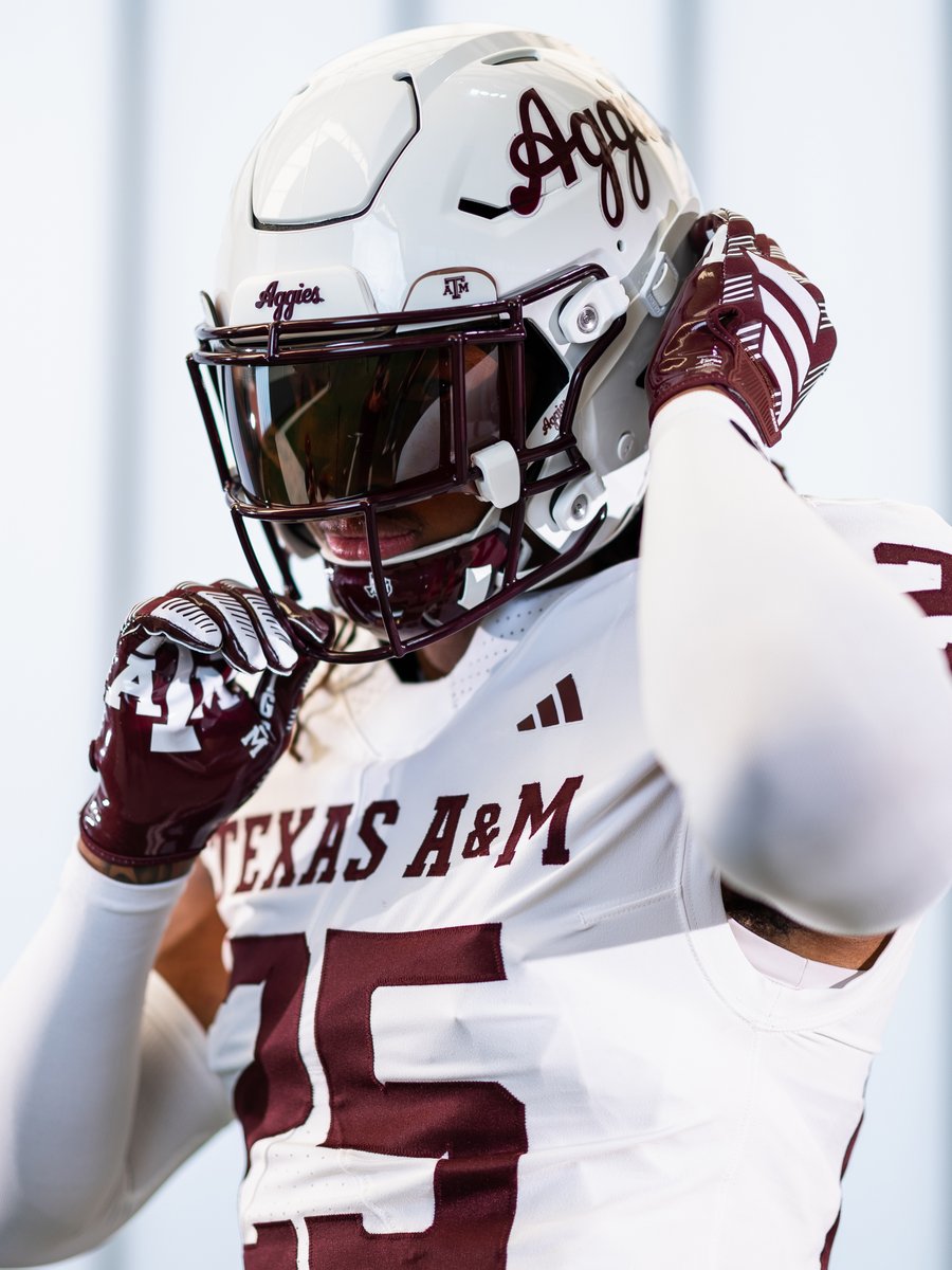AggieFootball's tweet photo. 🥶🥶🥶

#GigEm | #BTHOalabama https://t.co/DrSK8B13sc