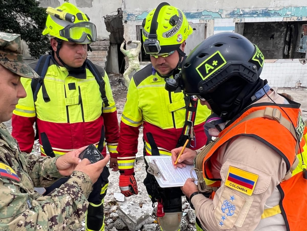 ArmadaColombia's tweet photo. ⚓️🌊 En el marco del ejercicio multinacional de asistencia humanitaria SOLIDAREX V 2026, en Manta, Ecuador, la Compañía de Gestión del Riesgo y Atención de Desastres de la Armada Nacional USAR COL-19 realizó un entrenamiento y una demostración de sus capacidades diferenciales para responder ante emergencias y desastres.

🇨🇴 🤝🏻 🇪🇨 Con preparación, experiencia y trabajo en equipo, nuestros marinos fortalecen la cooperación internacional y la capacidad de respuesta ante situaciones que ponen en riesgo la vida de las comunidades.

#ProtegemosElAzulDeLaBandera