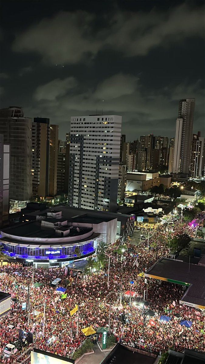 opovo's tweet photo. Manifestantes pedem voto em Lula na esquina das avenidas Dom Luís com Virgílio Távora, na Aldeota, em Fortaleza.

Vídeo: Gil Dicelli e Rogeslane Nunes / O POVO
Fotos: Gil Dicelli https://t.co/kTmJz5Yk8x