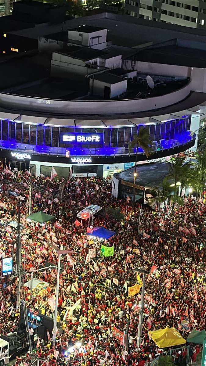 opovo's tweet photo. Manifestantes pedem voto em Lula na esquina das avenidas Dom Luís com Virgílio Távora, na Aldeota, em Fortaleza.

Vídeo: Gil Dicelli e Rogeslane Nunes / O POVO
Fotos: Gil Dicelli https://t.co/kTmJz5Yk8x