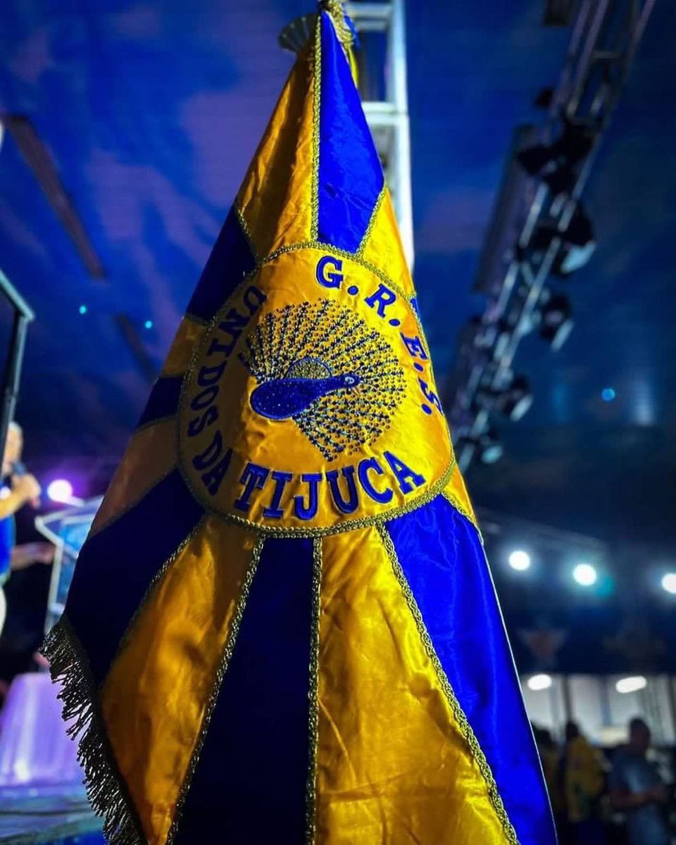 ThyOtero's tweet photo. 🦚💙💛 POSICIONAMENTO NO BOREL: Selador de broches do ateliê da Unidos da Tijuca declara voto em Lula.

"Sela 13 na urna", disse o querido. https://t.co/N5ayFmXPN9