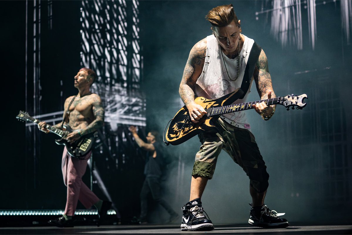 TheOfficialA7X's tweet photo. Thank you, Melbourne. We’ll see you Friday, New Zealand.

📷: @TreNotC00l + Rob Lowe https://t.co/GtjmtCkRaA