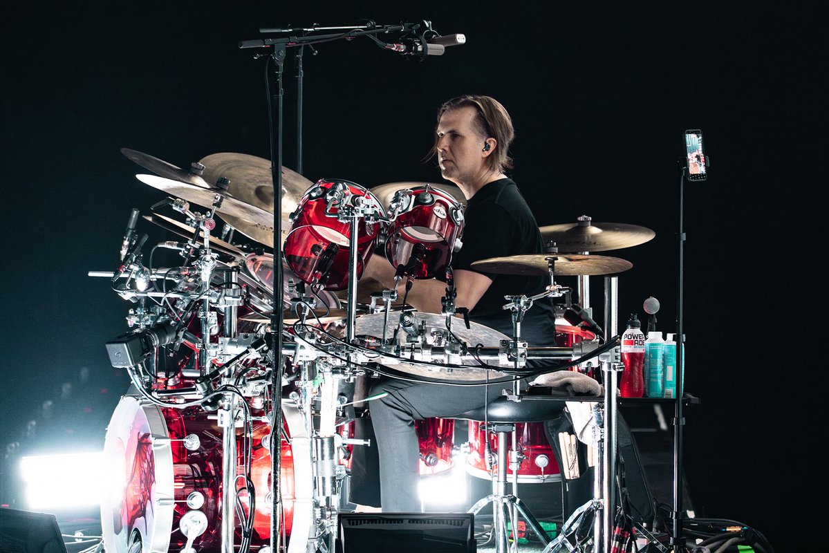 TheOfficialA7X's tweet photo. Thank you, Melbourne. We’ll see you Friday, New Zealand.

📷: @TreNotC00l + Rob Lowe https://t.co/GtjmtCkRaA
