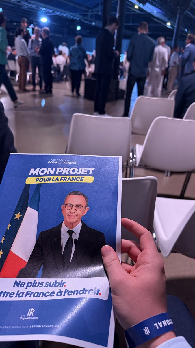 MAXIME_HAMILTON's tweet photo. « La France est la 7e économie du monde, mais seulement 26e en maths et 29e en compréhension de l'écrit. Cet effondrement n'est pas une fatalité : c'est le produit d'un système, et un système, ça se change. Avec @BrunoRetailleau, nous le changerons. 🇫🇷 #Éducation » https://t.co/lhJX0yga7Z