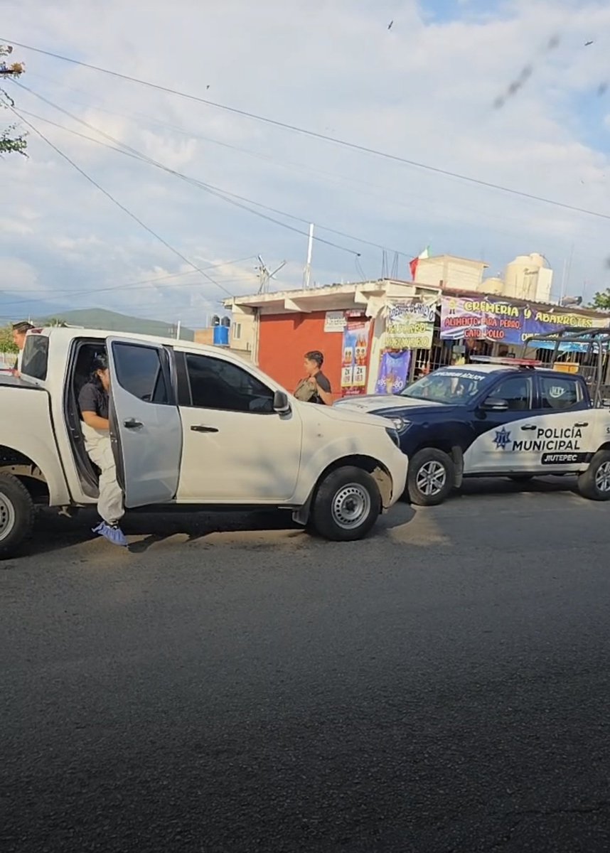 _Morelos_News's tweet photo. Han bajado los homicidios un 58% en #Morelos dice Margarita González:

Esta tarde de jueves, una mujer muerta y otra herida tras ser atacadas a balazos al abordar un vehículo en la colonia Lomas del Texcal, en el municipio de #Jiutepec.

Sin detenidos como es costumbre. https://t.co/Wozr9bNVz1