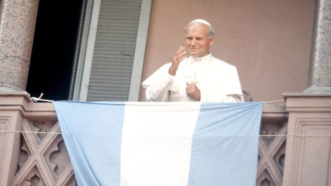 RadioMariaArg's tweet photo. ¡Hoy celebramos a San Juan Pablo II! 🕊️🇦🇷 En #SóloPorHoy recordamos junto al P. Carlos María Galli su histórica visita a la Argentina en 1987 y su mensaje de paz, juventud y esperanza. ✝️👇
https://t.co/Wq72kZxzO9 #RadioMaríaTv https://t.co/eRucwkRzZJ