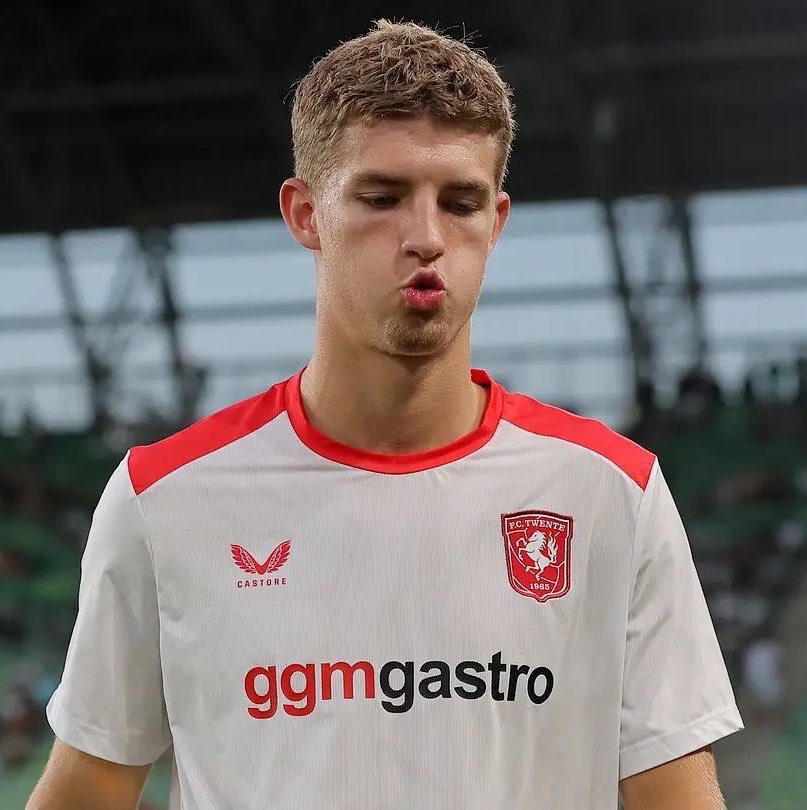 RisingStarXI's tweet photo. 🇳🇱🎯 𝗥𝗨𝗨𝗗 𝗡𝗜𝗝𝗦𝗧𝗔𝗗 (𝟭𝟴) was the player with 𝗠𝗢𝗦𝗧 𝗣𝗔𝗦𝗦𝗘𝗦 𝗖𝗢𝗠𝗣𝗟𝗘𝗧𝗘𝗗 (𝟵𝟳) last night in the game between Lincoln Red Imps and Twente in the UEFA Conference League.

FC BARCELONA TARGET 👀 https://t.co/5jdvQxfD5g