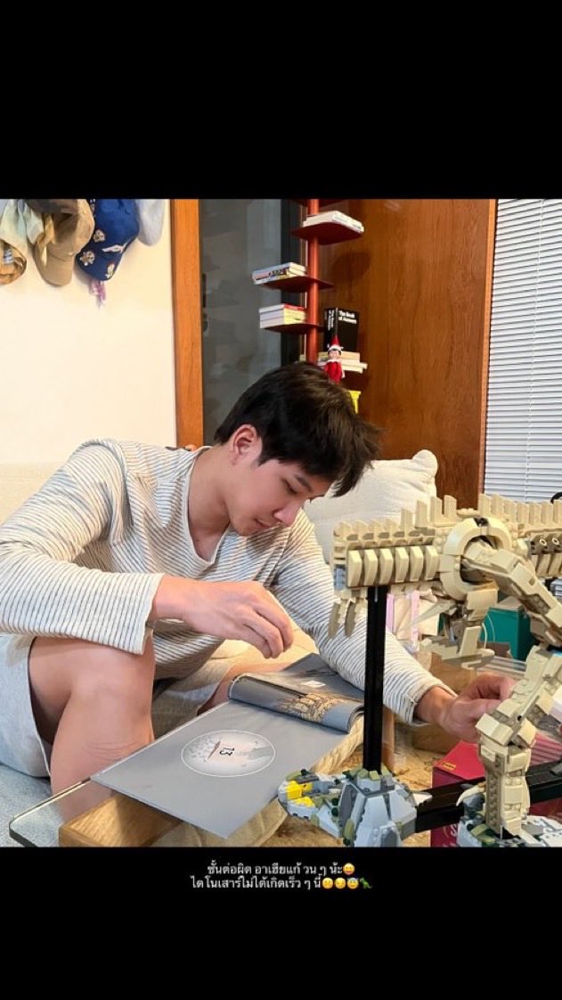 FirstKhaoFR's tweet photo. 🐈— UPDATE STORY INSTAGRAM [22.10] 

Khaotung aide sa sœur à assembler un dinosaure en LEGO 🦖🥹

IG :  _tonkhao

👧 : « Je l’ai mal assemblé, et Ah Hia n’arrête pas de me corriger encore et encore 😝 Les dinosaures ne sont pas nés récemment 😟😔😇🦖 »

#Khaotungg #เด็กน้อยของขต https://t.co/wCpU8xXgiH