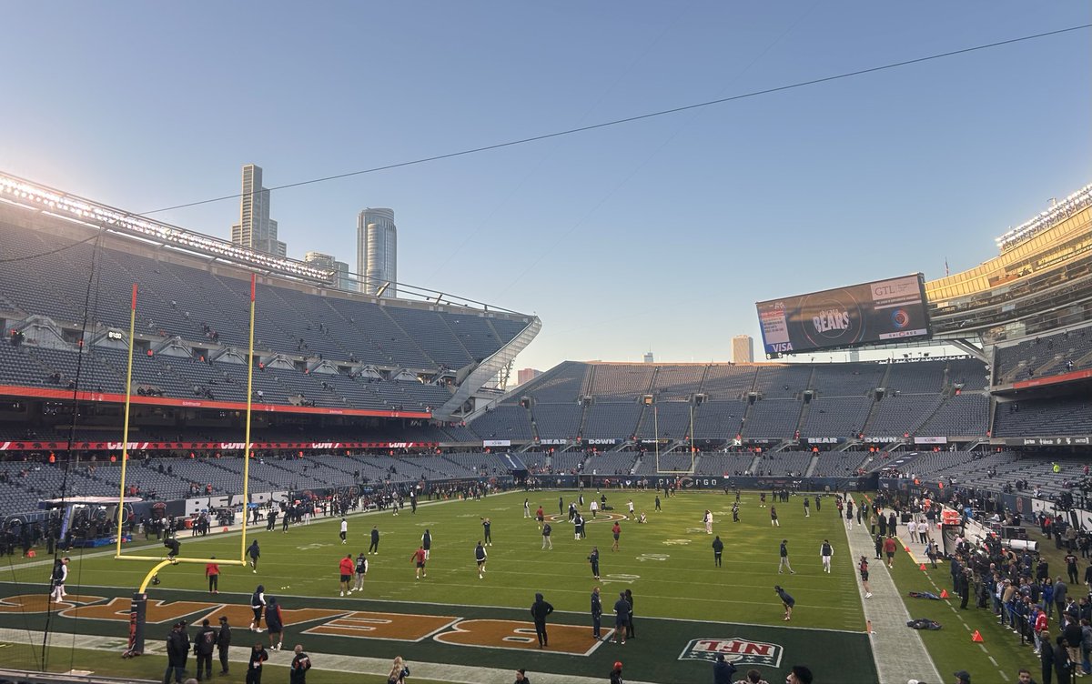 DavidHaugh's tweet photo. Beautiful October night on Chicago’s lakefront for #Bears-Patriots, a game between two of best young QBs in the NFL and two of the most intense coaches. Great opportunity on big stage for the Bears. https://t.co/yrkXUVP9JK