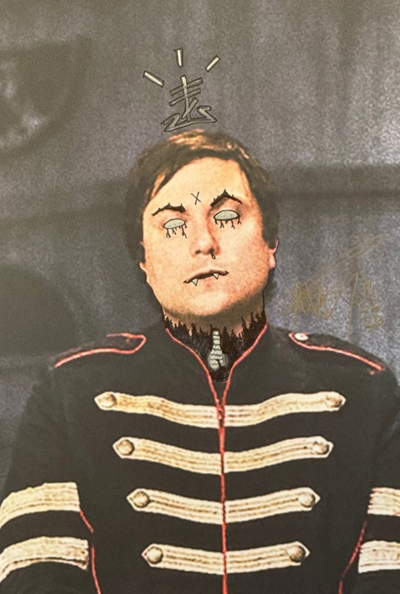 s0mn0lentt's tweet photo. frank and mikey signed their photos and of course frank doodled on his pic JSJSJD 🖤 https://t.co/4TadZpFZMt