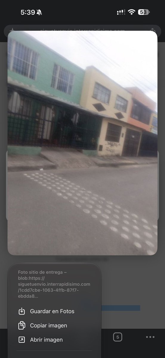 lay0verdday's tweet photo. @Interrapidisimo, otra vez lo mismo con ustedes. Reportan que el residente estaba ausente, pero la foto que ponen ni siquiera es de mi residencia. ¿Cómo así? Necesito mi paquete hoy, ¿quién me responde y me soluciona esto? https://t.co/y1RFpGzl0G