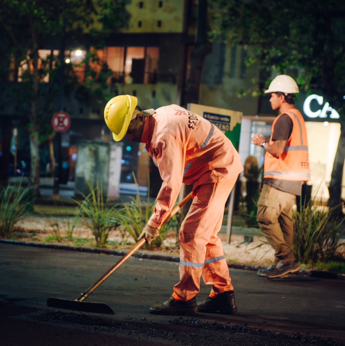 PasseriniOk's tweet photo. Así renovamos el asfalto del bulevar Chacabuco 🚧

Estamos recuperando 700 metros, desde Plaza España hasta bulevar Illia. Trabajamos de noche para evitar desvíos en el transporte urbano.

Y no es una obra aislada: hoy tenemos 31 frentes activos en toda la ciudad, con tareas de bacheo, rehabilitación y mantenimiento de calles de tierra en barrios del norte, oeste y sur.

🤝 Junto al @gobdecordoba , seguimos mejorando las calles de Córdoba. Porque cuando Municipio y Provincia trabajan juntos, la ciudad avanza.