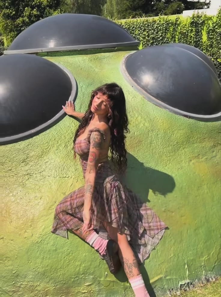 uncannydollruru's tweet photo. I really adore Melanie’s 
taste in fashion https://t.co/PWV4BshQ6W