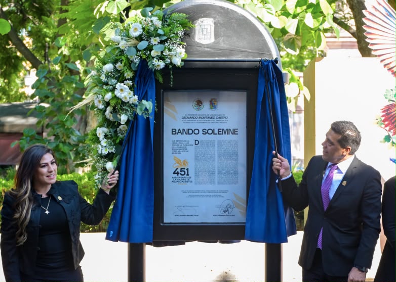 El_Clarinete's tweet photo. Develan placas del Bando Solemne por los 451 años de Aguascalientes #Fiesta 
https://t.co/38RpnXaN5g https://t.co/FyqKuBnul4