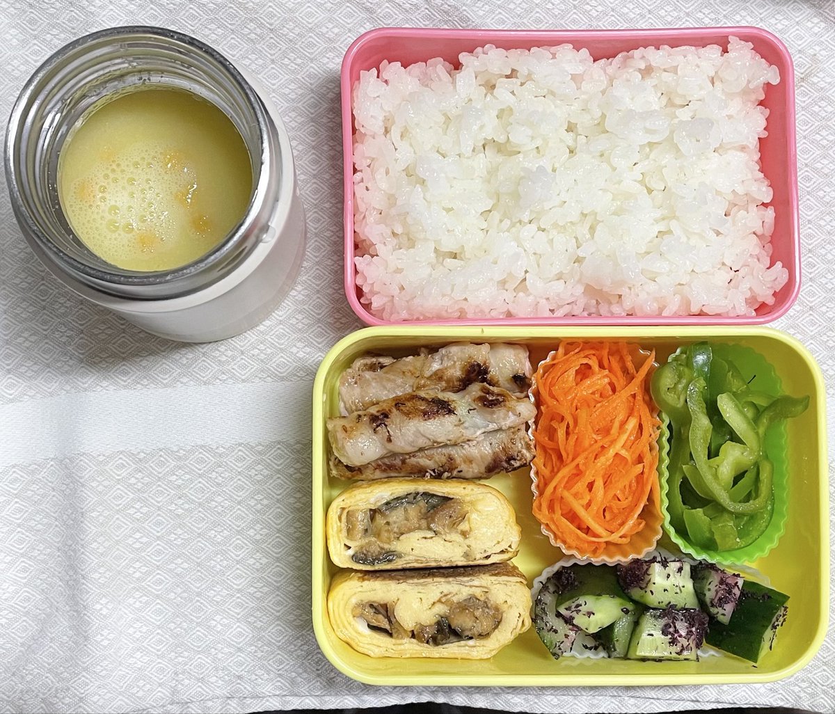 nike_nkx's tweet photo. ああ金曜のお弁当　アスパラお肉巻き、う巻き、にんじんラペ、ピーマン炒め、きゅうりゆかり和え
顆粒のコーンクリームスープ

う巻きっぽくしようと思って、溶いた卵に蒲焼きのたれを混ぜて焼き始めたら、砂糖のせいかすぐに焦げ出して焦りました。予期すべきだったがおいしくできました。 https://t.co/4RFx3K2nQV