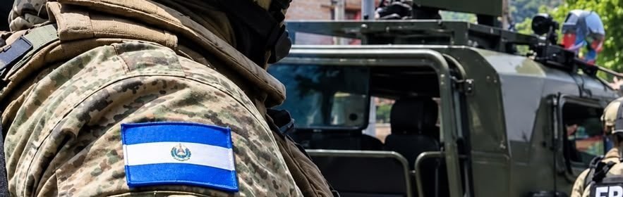 elindependiente's tweet photo. De acuerdo a fuentes del gobierno haitiano, los soldados salvadoreños querían hacer algunas compras antes de entrar a una zona controlada por las pandillas.
Los soldados utilizaron una aplicación GPS para encontrar el lugar de compras 

Una de las fuentes de información, señala, que los soldados no le informaron a la policía de Haití, confirmando la publicación del Washington Post que "se fueron hacer las compras y que posiblemente se extraviaron".

Sobre lo anterior no hay una versión oficial, y el comunicado emitido por el gobierno de Haití, no da mayores detalles sobre los hechos 

La coordinación con las autoridades haitianas son importantes, al igual que otras preguntas, detalles que están surgiendo, deberán ser verificadas, cuestionadas, para asegurarse que nunca más sea utilizada una aplicación de navegación que sirve solo para identificar un trayecto y no tiene ninguna información de seguridad.

Ante la posible muerte, desaparición, de los soldados salvadoreños, la opinión pública en El Salvador exige, demanda al dictador Bukele, la repatriación inmediata de todos los soldados en Haití, de un conflicto que El Salvador no tiene absolutamente nada que ver, excepto cumplir con el servilismo desmedido de Nayib Bukeke, para perfilarse como el "único que sabe como terminar con las pandillas".

En El Salvador, el dictador, NO derrotó a las pandillas,  negoció una tregua, los incorporó a la estructura del gobierno, liberó a los cabecillas, y lanzó el"régimen de excepción" para secuestrar miles de víctimas inocentes, opositores, líderes gremiales, defensores de derechos humanos. 

Las pandillas en Haití le darán una lección al dictador Bukele, trágicamente sacrificando vidas de salvadoreños de bajos recursos económicos, pobres, que en el ejército han encontrado un medio de vida mínima, vidas para mantener una falsa imagen de un dictador asesino, corrupto, destructor de la Republica Constitucional de El Salvador