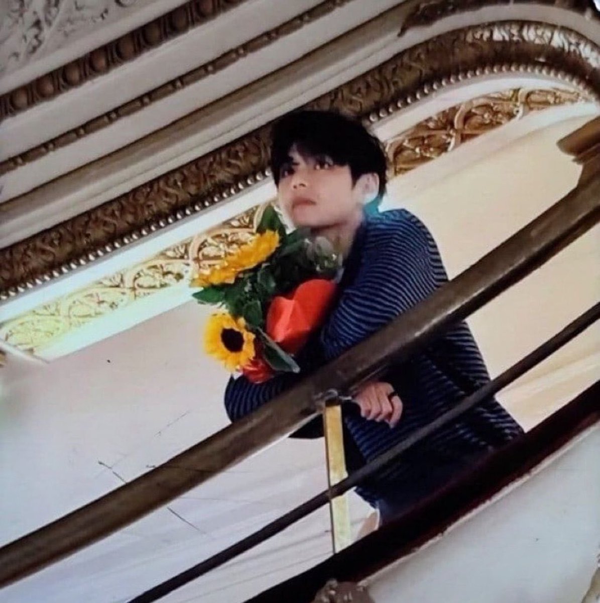 jkvmuse's tweet photo. CONFIRMADO QUE ELE DEU AS FLORES https://t.co/6P3p8prH5Q