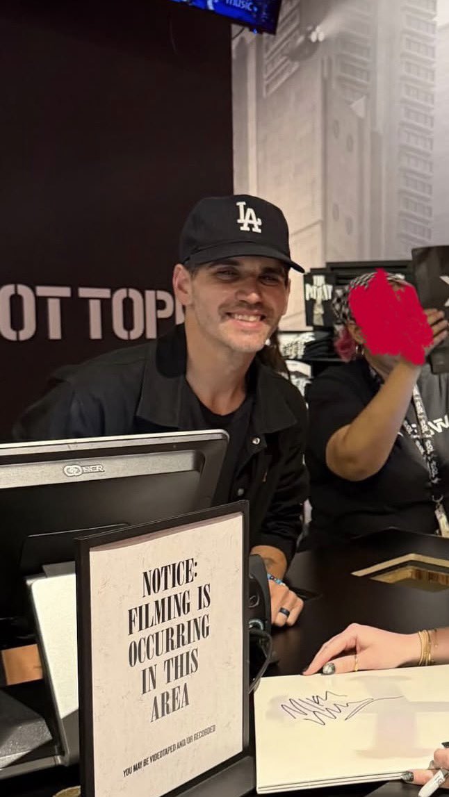 MikeyWay_Update's tweet photo. Mikey walked in and they immediately put his ass to work 😭😭😭😭

📸: @/anotherxmillenial on ig https://t.co/ui1TpTjRKS