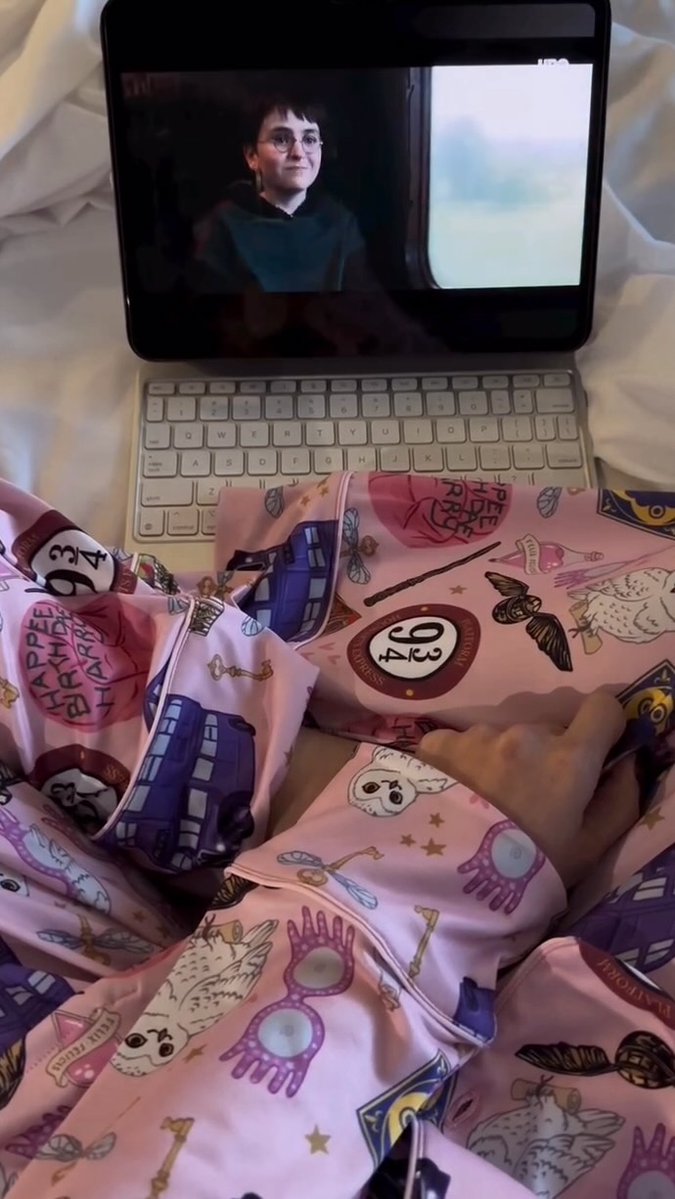 rixtonA314441's tweet photo. ¿Quién más espera esta nueva serie? Nosotros ya tenemos la pijama lista para revivir la magia. Agiten sus varitas y pidan su nueva pijama mágica favorita. Disponible en nuestra web. https://t.co/EPfPMM87Ou