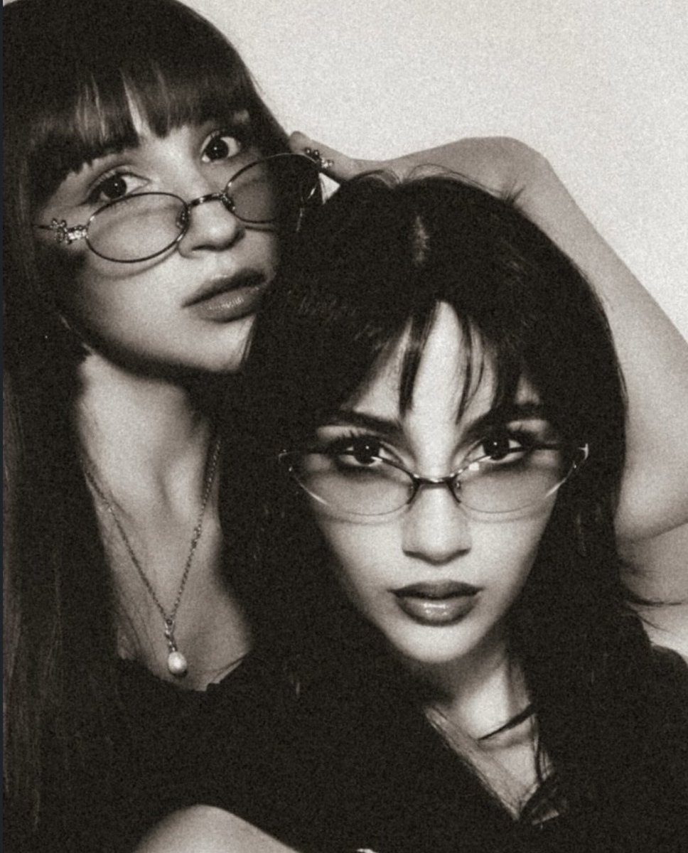 labrujacadaver's tweet photo. sisters ⋆｡°✩ https://t.co/ov8GgI75st