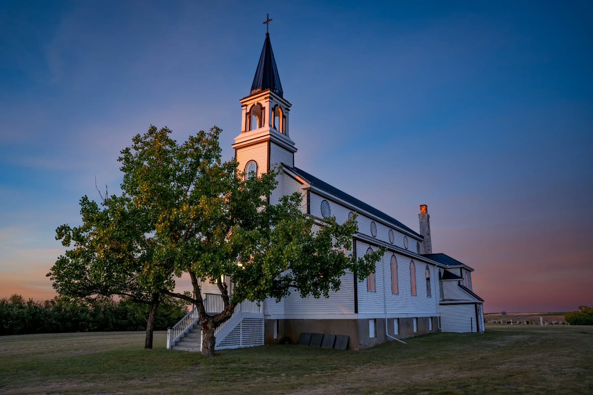 jacine2l's tweet photo. Blumenfeld Church, built in 1915, is a Roman Catholic landmark with a two-story church, prayer house, cemetery, and fieldstone shrine. Regular services ended in 1962, but it remains a place for weddings and funerals. https://t.co/9uDZUrSpYd
