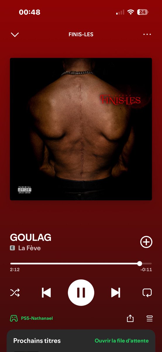 67TtiteP's tweet photo. LES PRODS DANS TOUTES LES MUSIQUE JE PLEUUURE SUR LE POULET !! https://t.co/uEISX4oO2j