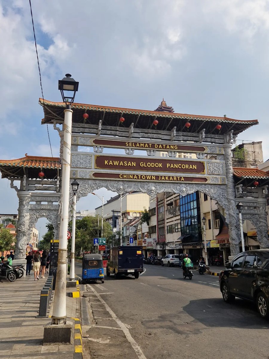 HalilbrahimOur's tweet photo. Glodok, Jakarta has such a captivating atmosphere: hidden streets, maze-like shops, and beautiful temples and shrines. Join us tonight on the channel for our Jakarta video. https://t.co/aGfPeHLd00