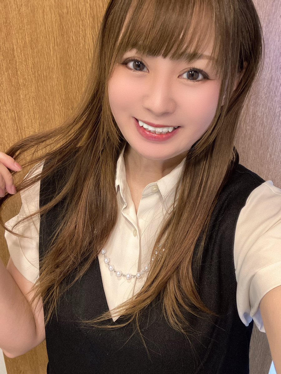 erika_ura's tweet photo. おはよー！金曜日！
今週もあとひといき！
無理せず楽しんでのりきりましょー٩( 'ω' )و
この季節歩きやすい気候で嬉しい☺️
昨日は用事の移動を徒歩にしたので久しぶりに20000歩歩いていました🚶 https://t.co/uzU57xE0Hh