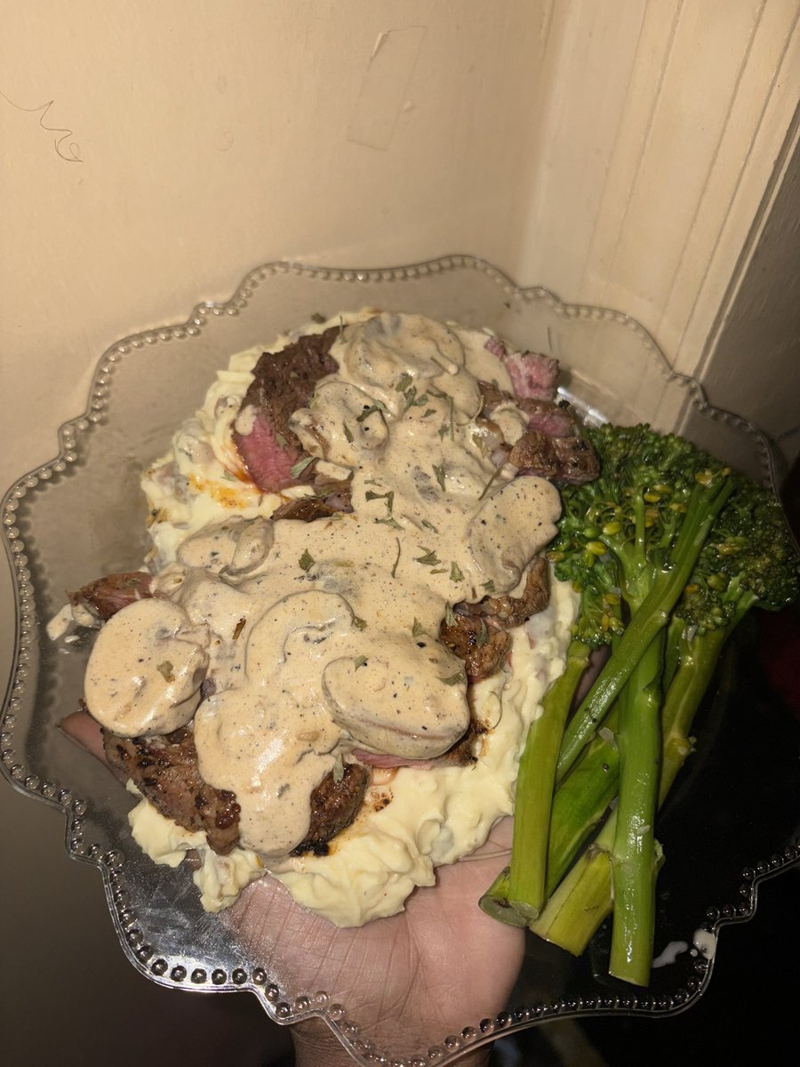 mochabling_'s tweet photo. That plate actually looks good 😭 why didnt you post this one too? My food looks and taste great your shit looks questionable. Turn that fire down bitch ass nigga https://t.co/IMWeRPsbYR