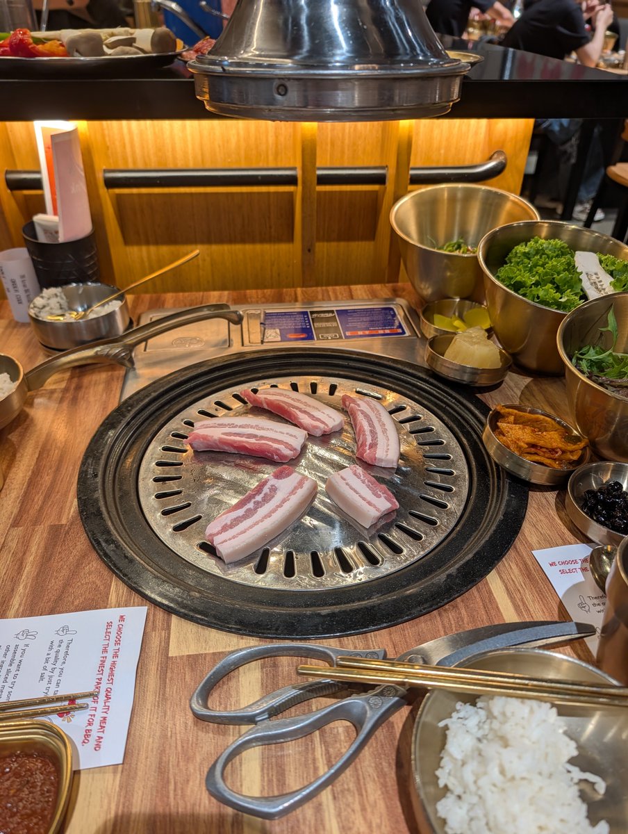 smolpeach666's tweet photo. Kbbq early bday tradition https://t.co/H2eg6yTd4i