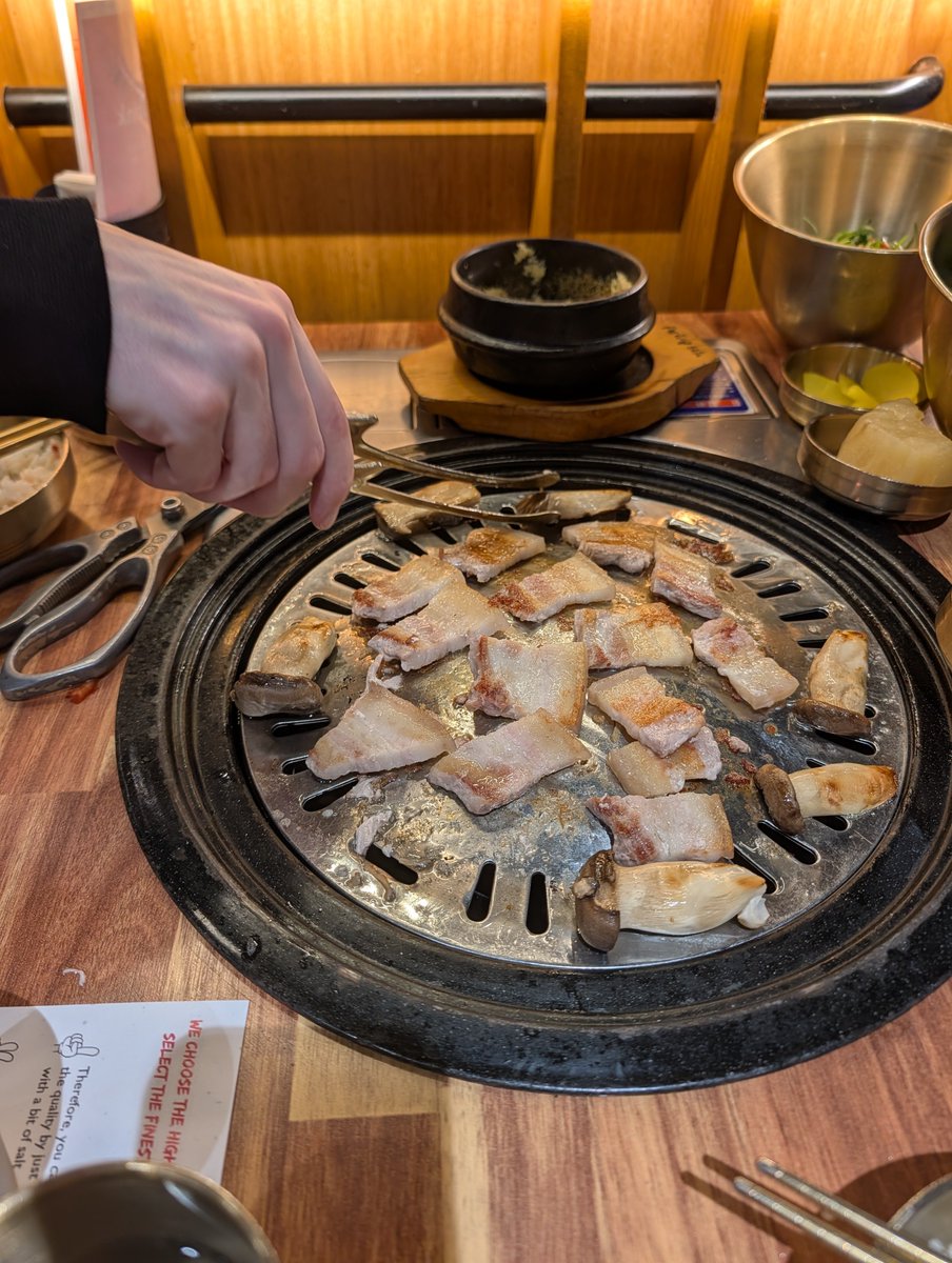 smolpeach666's tweet photo. Kbbq early bday tradition https://t.co/H2eg6yTd4i