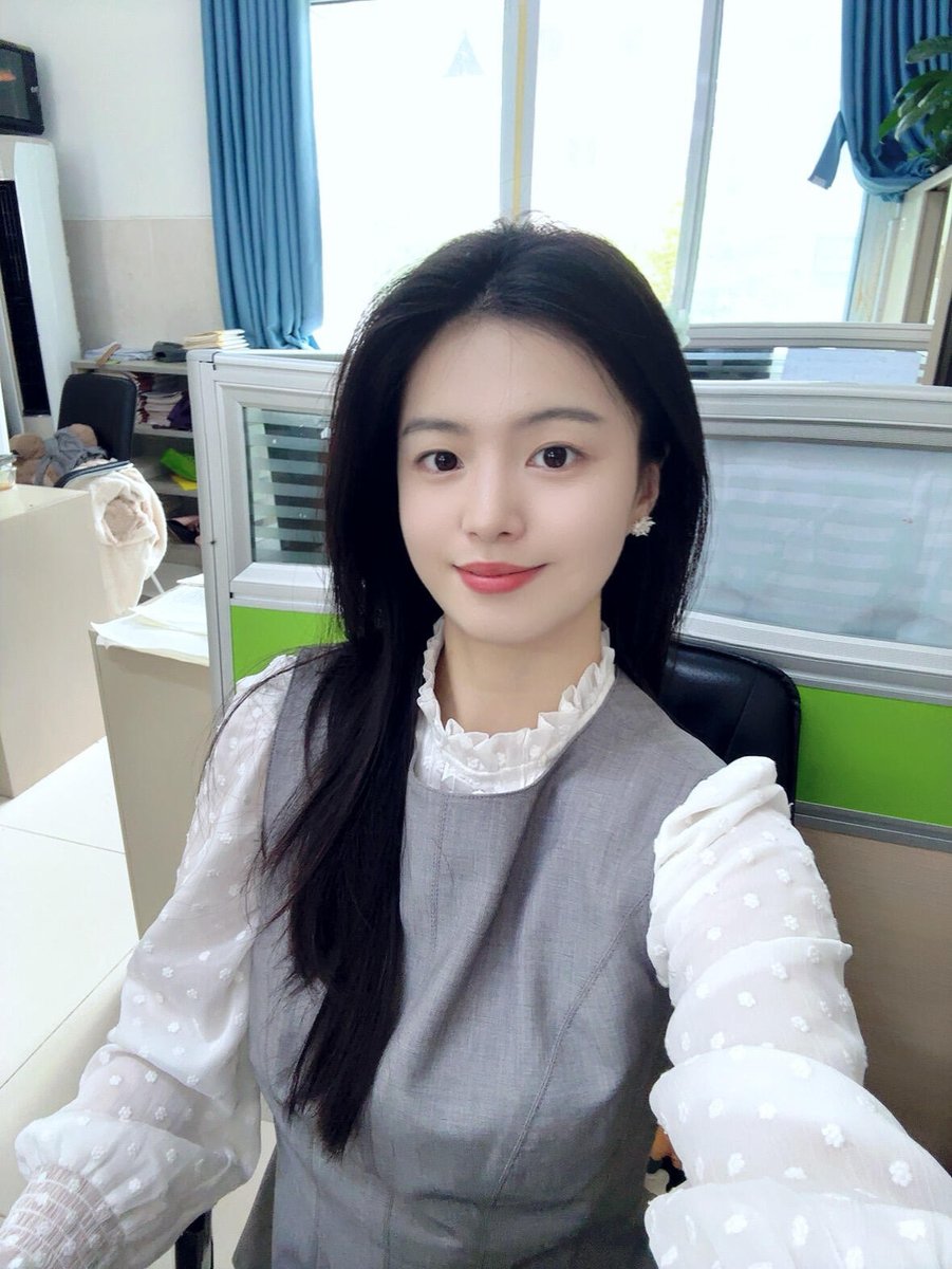 FFFFFFFINO's tweet photo. 都说25岁的女人像盛开的玫瑰，成熟又有魅力，那我今年31岁，像什么？大家大胆说说 https://t.co/f2N8Aaiw4a