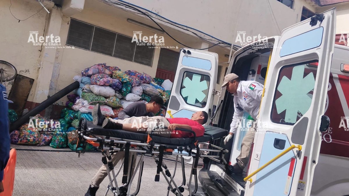 AlertaValledech's tweet photo. 🚨 CHALCO: LA INSEGURIDAD LLEGA HASTA EL MERCADO, EN PLENO CENTRO 🚨

La inseguridad en Chalco ya no respeta ni la hora de la comida.

Hace unos momentos, adentro del Mercado Municipal de Chalco, en pleno centro, se registraron detonaciones de arma de fuego.

Un hombre resultó lesionado y quedó tendido entre las mesas del área de comida. Como se ve en las imágenes, personal del H. Cuerpo de Bomberos de Chalco y elementos policiales le brindaron los primeros auxilios ahí mismo en el piso.

Posteriormente fue trasladado en camilla a la ambulancia y llevado al Hospital General de Chalco, donde se reporta grave.

Imagínate, estás comiendo con tu familia, con tus hijos, y de repente tienes que tirarte al piso y correr a proteger a los que más amas. Eso es lo que vivieron hoy locatarios y comensales.

Chalco centro, donde se supone que debe haber más seguridad, donde está el mercado más concurrido, hoy fue escenario de violencia.

Vecinos y locatarios piden más presencia, más rondines y que no solo se queden en la entrada del mercado.

Si estuviste en el lugar y viste algo, repórtalo de forma anónima al 911.

#Chalco #MercadoMunicipalDeChalco #ChalcoCentro #InseguridadChalco