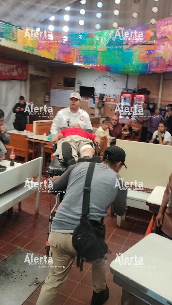 AlertaValledech's tweet photo. 🚨 CHALCO: LA INSEGURIDAD LLEGA HASTA EL MERCADO, EN PLENO CENTRO 🚨

La inseguridad en Chalco ya no respeta ni la hora de la comida.

Hace unos momentos, adentro del Mercado Municipal de Chalco, en pleno centro, se registraron detonaciones de arma de fuego.

Un hombre resultó lesionado y quedó tendido entre las mesas del área de comida. Como se ve en las imágenes, personal del H. Cuerpo de Bomberos de Chalco y elementos policiales le brindaron los primeros auxilios ahí mismo en el piso.

Posteriormente fue trasladado en camilla a la ambulancia y llevado al Hospital General de Chalco, donde se reporta grave.

Imagínate, estás comiendo con tu familia, con tus hijos, y de repente tienes que tirarte al piso y correr a proteger a los que más amas. Eso es lo que vivieron hoy locatarios y comensales.

Chalco centro, donde se supone que debe haber más seguridad, donde está el mercado más concurrido, hoy fue escenario de violencia.

Vecinos y locatarios piden más presencia, más rondines y que no solo se queden en la entrada del mercado.

Si estuviste en el lugar y viste algo, repórtalo de forma anónima al 911.

#Chalco #MercadoMunicipalDeChalco #ChalcoCentro #InseguridadChalco