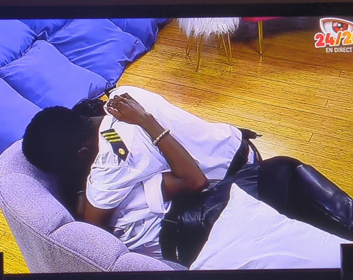StoneYvanna's tweet photo. Les 2 ci font quoi ce soir ? 😭🤣🤣🤣🤣🤣🤣🤣🤣😂😂😂😂😭 Eeeeh je pars dormir maintenant, c'est trop. #SecretstoryAfrique https://t.co/MhsG2WyIpE