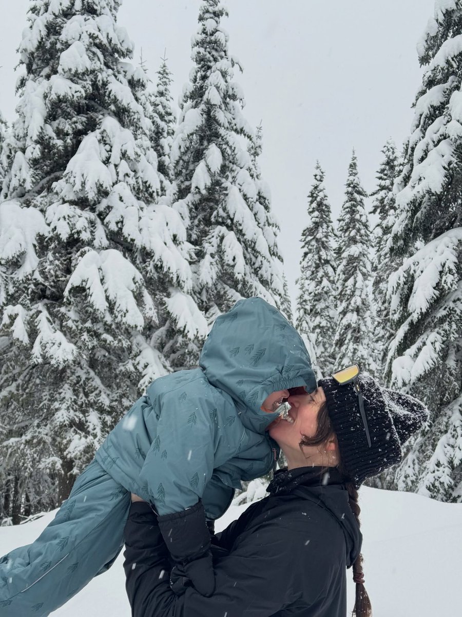 VerduleRodolfo's tweet photo. Lui faire redécouvrir le silence de la neige. Troisième hiver, dernières glisses en duo. Rien n’est plus beau que de partager ma passion avec lui. https://t.co/q2xJy9fLtN