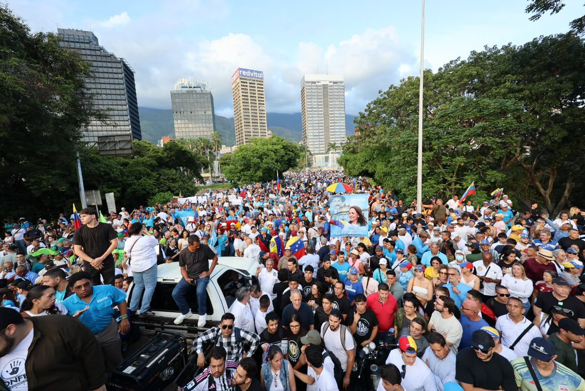 oavendano's tweet photo. Años sin que tantos caraqueños se tomaran un espacio que el chavismo mantenía secuestrado.

Hoy volvió a sonar duro Caracas.

Y fue en Plaza Venezuela. https://t.co/DKJkyD4DDG