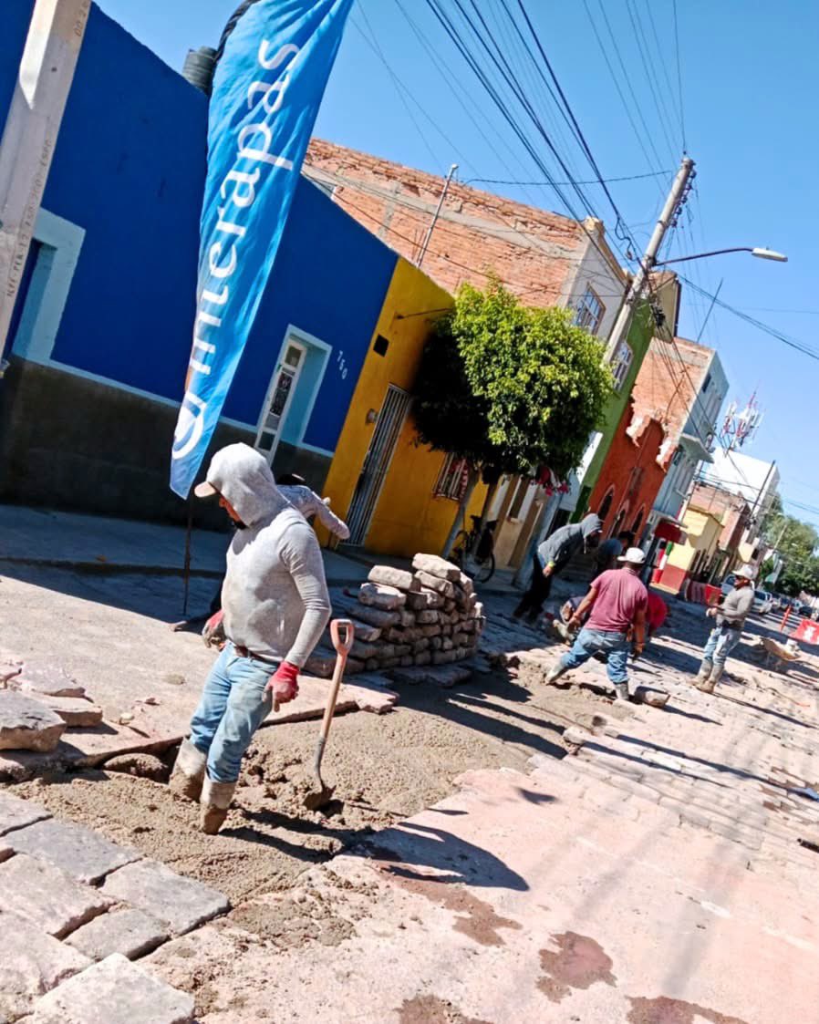 Interapas's tweet photo. 💧 ¡En Zamarripa renovamos el drenaje!

Concluimos la rehabilitación sanitaria de 70 metros lineales de tubería, 📍 entre 10 de Mayo y Carlos Diez Gutiérrez.

Con ello, 200 vecinas y vecinos de la colonia Independencia, se benefician de una red sanitaria en mejores condiciones. https://t.co/4hxbJvwFoj