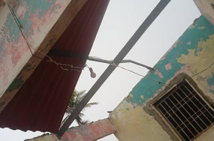 ReporteYa's tweet photo. #22Oct #Zulia #Lluvias
Las lluvias y fuertes vientos dejaron sin techo a unas 10 viviendas y a una escuela en el municipio Guajira, estado Zulia. La emergencia también provocó cortes eléctricos que afectaron al 90 % del municipio y la suspensión de clases en el plantel dañado. – Radio Fe y Alegría Noticias