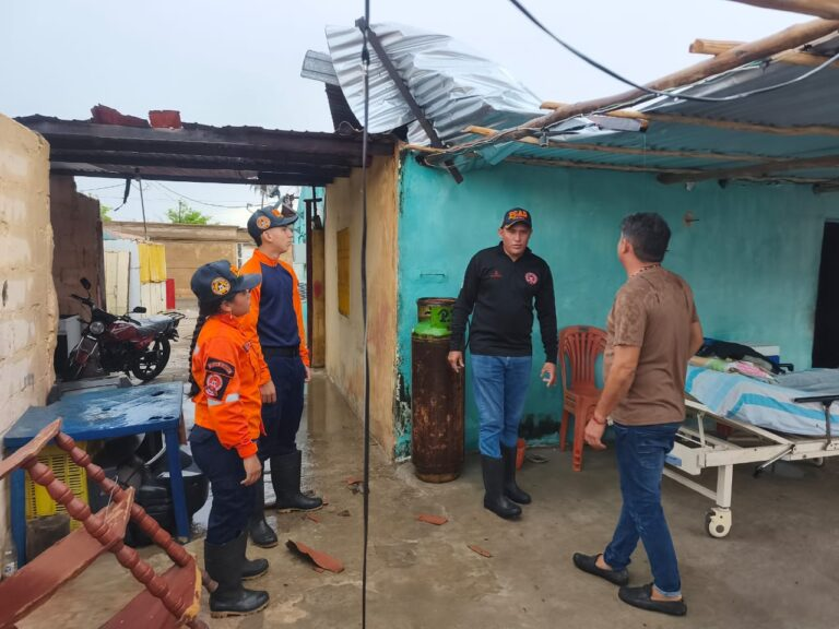 ReporteYa's tweet photo. #22Oct #Zulia #Lluvias
Las lluvias y fuertes vientos dejaron sin techo a unas 10 viviendas y a una escuela en el municipio Guajira, estado Zulia. La emergencia también provocó cortes eléctricos que afectaron al 90 % del municipio y la suspensión de clases en el plantel dañado. – Radio Fe y Alegría Noticias