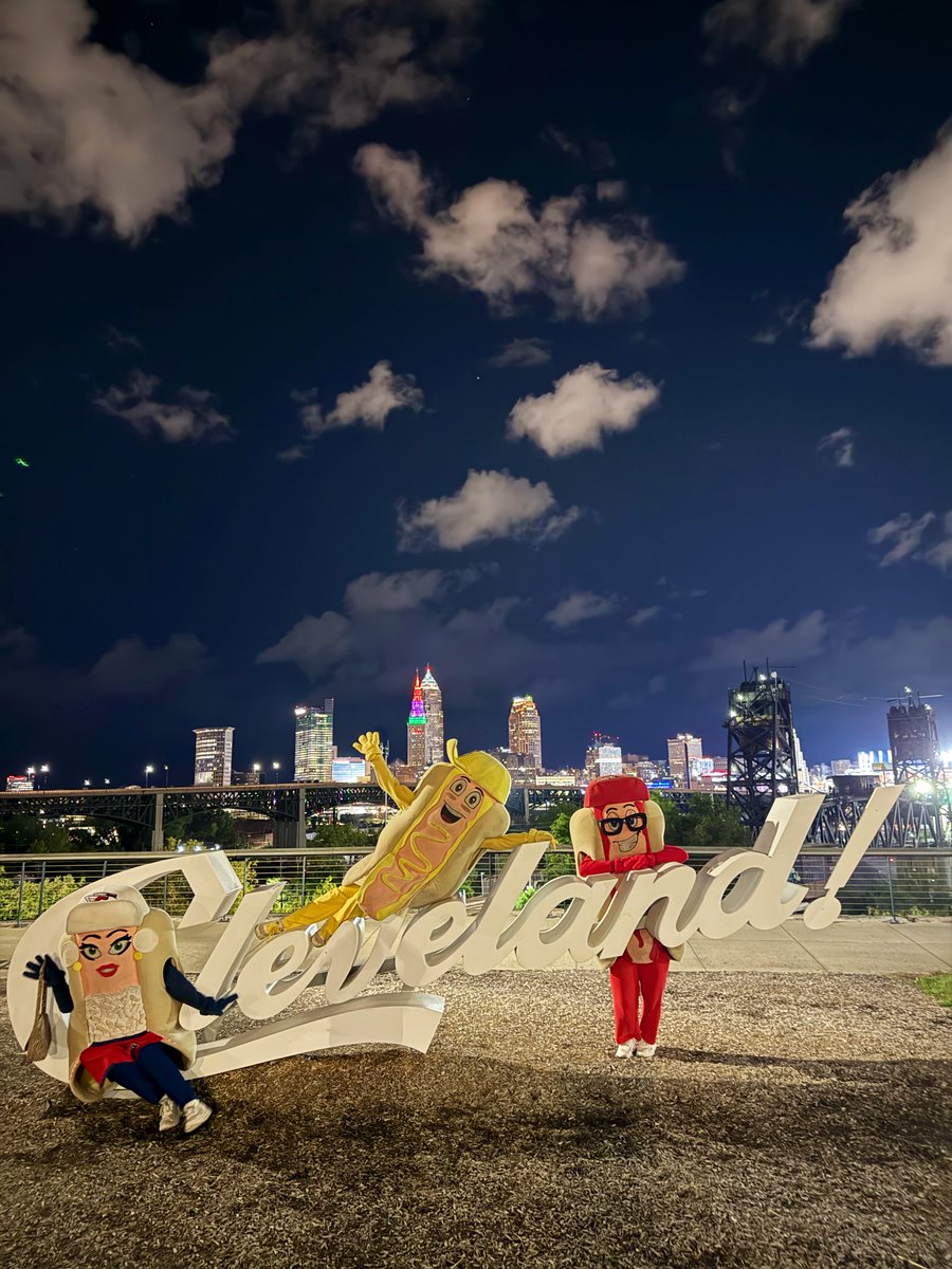 CleHotDogs's tweet photo. We’re not from the west coast. We’re from Ohio baby! 👑 https://t.co/r5oj9hjMD4