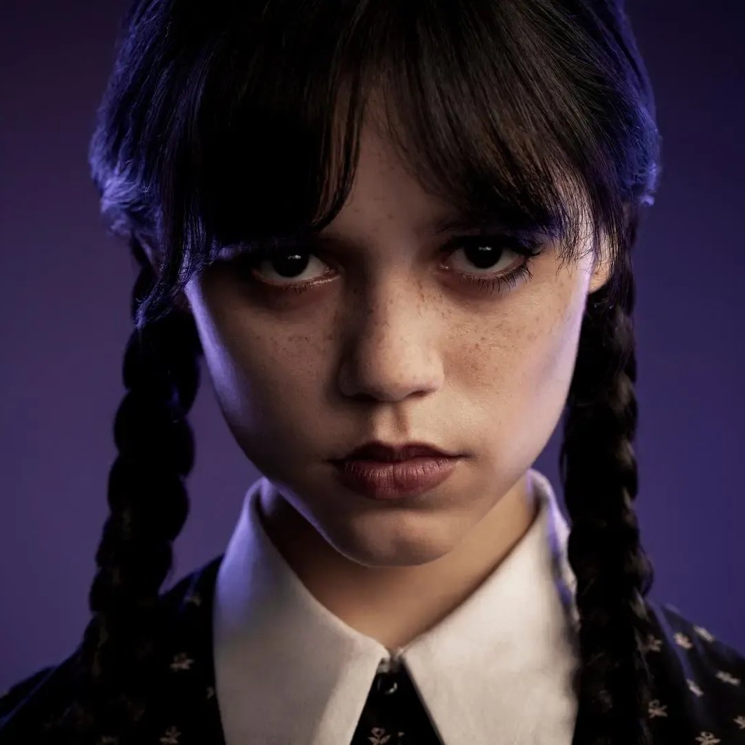 ovicio's tweet photo. Jenna Ortega admitiu que não acreditava no sucesso de WANDINHA durante as gravações da 1ª temporada após sentir uma desconexão inicial com o diretor Tim Burton:

"Eu não achava que estava funcionando de jeito nenhum. E isso talvez fosse coisa da minha cabeça, mas também do Tim... Eu nunca tinha trabalhado com alguém como o Tim antes. O Tim é muito, muito tímido. Ele se soltou bastante, mas quando você começa a trabalhar com ele, ele não fala... Eu conheço o Tim, mas eram coisas assim que me faziam pensar: 'OK, não estou me conectando com ele. Ele não está falando comigo.'"

(Fonte: Happy, Sad, Confused)