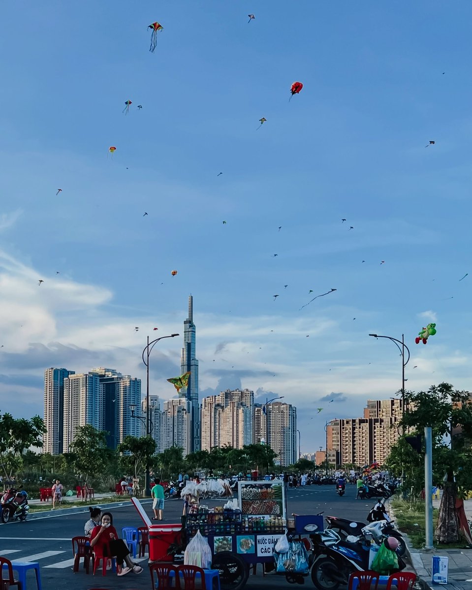 jhon1718's tweet photo. One of my favorite Ho Chi Minh City scenes: Thu Thiem kite field, giant kites, skyline views, street snacks, and that golden-hour energy only Saigon delivers. https://t.co/anyTOOoQxY