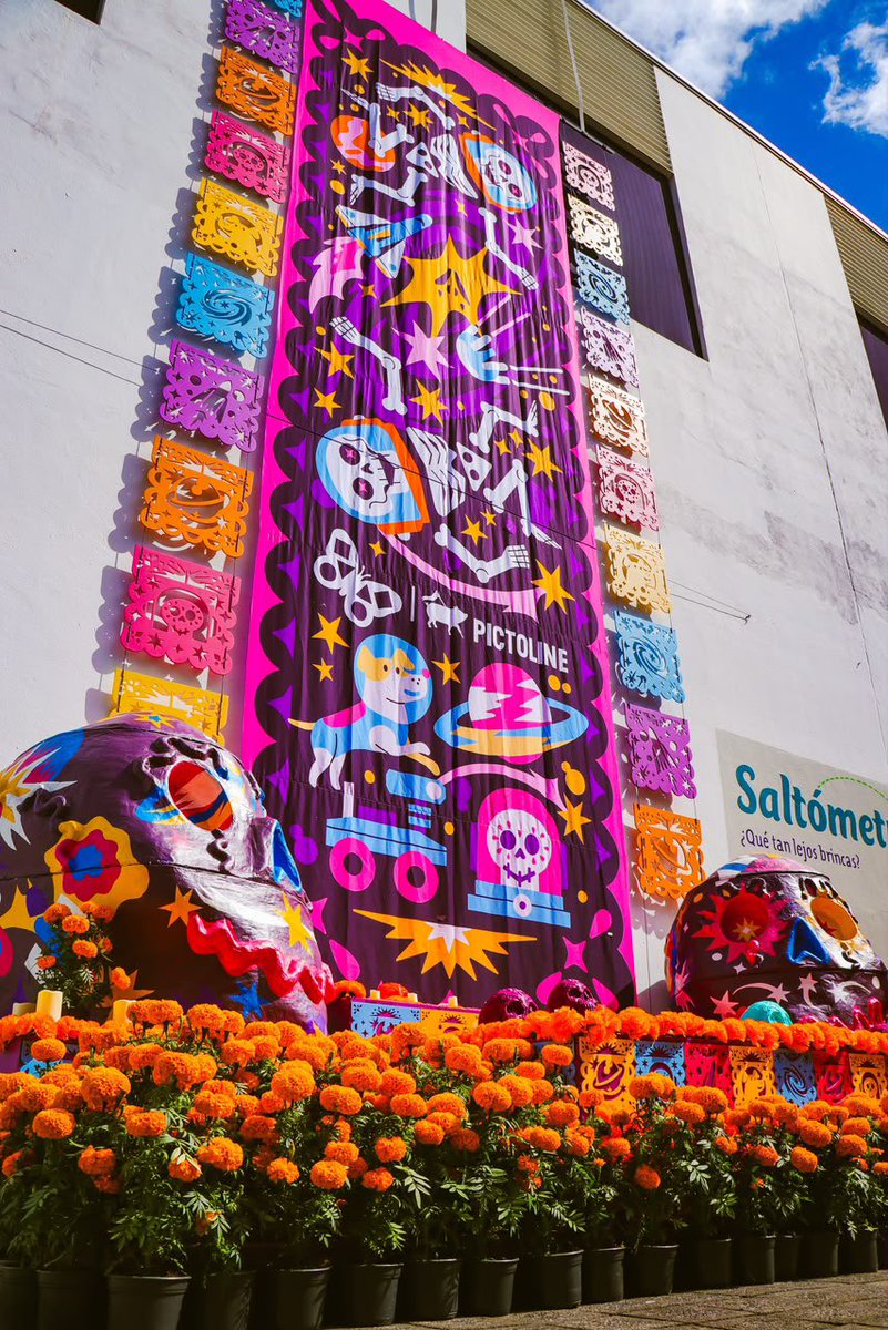 circulo_depoder's tweet photo. 🔴 INVITA CUERNAVACA A DESCUBRIR LA OFRENDA ESTELAR DE PAPALOTE, DONDE EL DÍA DE MUERTOS SE ENCUENTRA CON EL UNIVERSO

•La instalación combina elementos de las tradiciones mexicanas con motivos espaciales para acercar a las familias a la cultura y despertar la curiosidad científica de niñas y niños

El Ayuntamiento de #Cuernavaca, encabezado por José Luis Urióstegui Salgado, mantiene una colaboración estrecha con Papalote Museo del Niño para acercar a las familias propuestas culturales y educativas que contribuyan al aprendizaje y la convivencia. En este marco, el alcalde participó este jueves en la inauguración de la “Ofrenda Estelar”, una instalación elaborada por Papalote en colaboración con Pictoline que combina los elementos tradicionales del Día de Muertos con motivos del espacio para ofrecer a sus visitantes una forma distinta de celebrar y conocer las tradiciones mexicanas.

Ubicada en la entrada del museo, la Ofrenda Estelar reúne flores de cempasúchil, papel picado, veladoras y calaveritas con cráneos monumentales decorados con motivos cósmicos, astronautas, planetas y naves espaciales. La propuesta se vincula con la exposición temporal “Estación Espacial Papalote”, en un recorrido que conecta las costumbres con las que las familias mexicanas honran a sus seres queridos con la curiosidad por descubrir los secretos del universo.

En su mensaje, el presidente municipal, José Luis Urióstegui Salgado, expresó que las ofrendas son una expresión del cariño y el recuerdo que las familias conservan de sus seres queridos, una tradición que mantiene vivas las raíces culturales de México. Señaló que la Ofrenda Estelar permite descubrir cómo las creencias ancestrales y la exploración del universo pueden encontrarse en una misma experiencia, e invitó a las familias a visitar tanto la instalación como la exposición espacial.

Por su parte, la directora de Papalote Museo del Niño, Alejandra Cervantes Mascareño, explicó que la instalación busca enaltecer las tradiciones mexicanas y la manera singular en que se recuerda a quienes ya no están, incluso con una sonrisa. Añadió que la temática espacial de este año busca acercar a niñas y niños a la ciencia y la tecnología de forma divertida, mediante una experiencia inspirada en una de las grandes aventuras de la humanidad: explorar el universo.

En el evento también estuvieron presentes el secretario de Desarrollo Económico y Turismo, Marcos Manuel Suárez Gerard, y la directora general del DIF Cuernavaca, Mireya Delgado Romero, así como niñas y niños que pudieron disfrutar de esta nueva atracción en el Papalote Museo del Niño Cuernavaca.

#Morelos