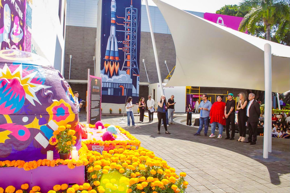 circulo_depoder's tweet photo. 🔴 INVITA CUERNAVACA A DESCUBRIR LA OFRENDA ESTELAR DE PAPALOTE, DONDE EL DÍA DE MUERTOS SE ENCUENTRA CON EL UNIVERSO

•La instalación combina elementos de las tradiciones mexicanas con motivos espaciales para acercar a las familias a la cultura y despertar la curiosidad científica de niñas y niños

El Ayuntamiento de #Cuernavaca, encabezado por José Luis Urióstegui Salgado, mantiene una colaboración estrecha con Papalote Museo del Niño para acercar a las familias propuestas culturales y educativas que contribuyan al aprendizaje y la convivencia. En este marco, el alcalde participó este jueves en la inauguración de la “Ofrenda Estelar”, una instalación elaborada por Papalote en colaboración con Pictoline que combina los elementos tradicionales del Día de Muertos con motivos del espacio para ofrecer a sus visitantes una forma distinta de celebrar y conocer las tradiciones mexicanas.

Ubicada en la entrada del museo, la Ofrenda Estelar reúne flores de cempasúchil, papel picado, veladoras y calaveritas con cráneos monumentales decorados con motivos cósmicos, astronautas, planetas y naves espaciales. La propuesta se vincula con la exposición temporal “Estación Espacial Papalote”, en un recorrido que conecta las costumbres con las que las familias mexicanas honran a sus seres queridos con la curiosidad por descubrir los secretos del universo.

En su mensaje, el presidente municipal, José Luis Urióstegui Salgado, expresó que las ofrendas son una expresión del cariño y el recuerdo que las familias conservan de sus seres queridos, una tradición que mantiene vivas las raíces culturales de México. Señaló que la Ofrenda Estelar permite descubrir cómo las creencias ancestrales y la exploración del universo pueden encontrarse en una misma experiencia, e invitó a las familias a visitar tanto la instalación como la exposición espacial.

Por su parte, la directora de Papalote Museo del Niño, Alejandra Cervantes Mascareño, explicó que la instalación busca enaltecer las tradiciones mexicanas y la manera singular en que se recuerda a quienes ya no están, incluso con una sonrisa. Añadió que la temática espacial de este año busca acercar a niñas y niños a la ciencia y la tecnología de forma divertida, mediante una experiencia inspirada en una de las grandes aventuras de la humanidad: explorar el universo.

En el evento también estuvieron presentes el secretario de Desarrollo Económico y Turismo, Marcos Manuel Suárez Gerard, y la directora general del DIF Cuernavaca, Mireya Delgado Romero, así como niñas y niños que pudieron disfrutar de esta nueva atracción en el Papalote Museo del Niño Cuernavaca.

#Morelos