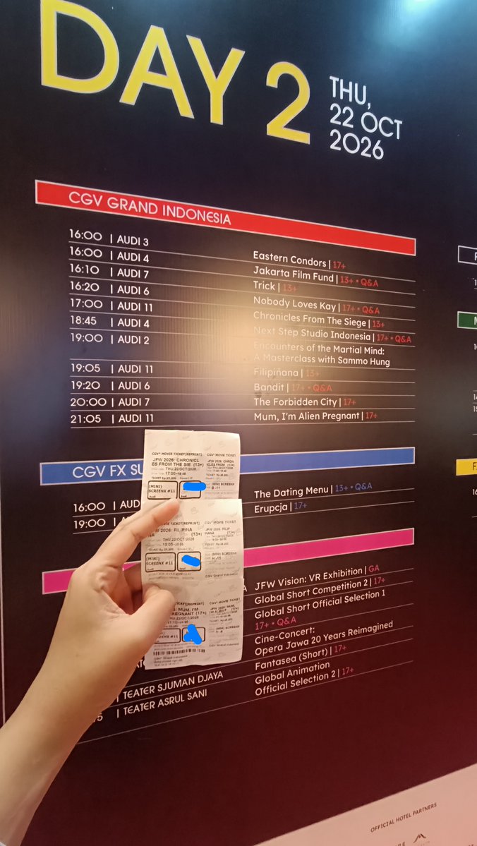 jilansy's tweet photo. sistemnya #jakartafilmweek nggak masuk akal, back-to-back 3 film di studio yang sama (pojok kiri belakang) tapi gaboleh redeem sekaligus.. tiap kelar dgn jeda cm 15 menitan itu harus antre redeem lagi di meja regis (pojok kanan depan)

pdhl ini tiket hasil WAR (bukan ots) 🙄 #jfw https://t.co/sNJF8je7LS