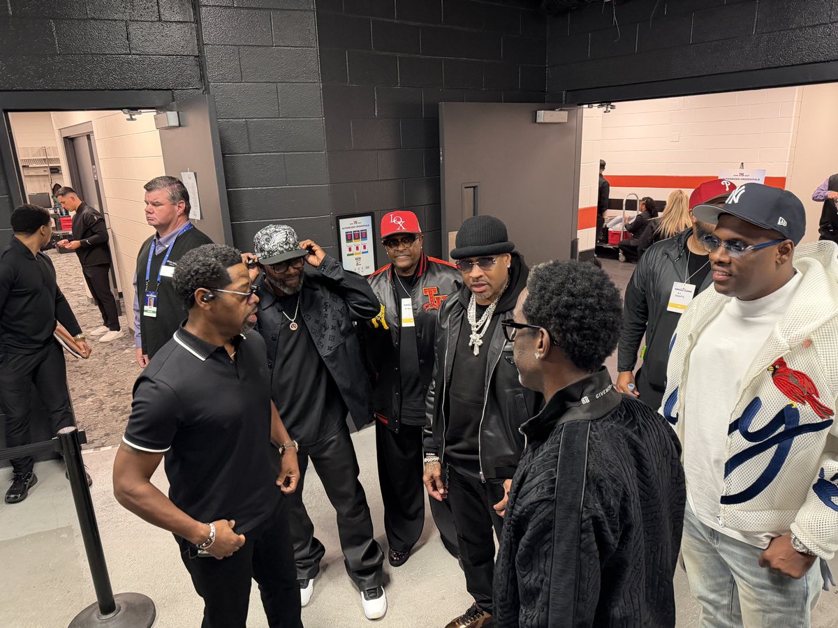 JClarkNBCS's tweet photo. Allen Iverson hanging with Boyz II Men pregame https://t.co/ayV3JGwBMl