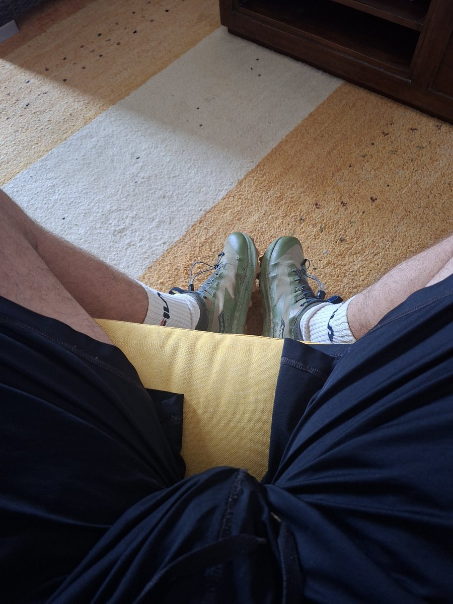 BossAlpha2's tweet photo. 👟 Je me sépare d'une de mes paires de baskets de sport…

Bien portées, elles ont quelques kilomètres au compteur. 😈

Si elles peuvent faire le bonheur d'un amateur…

 Achète? https://t.co/RsfjxlvyJi 🔥

#SneakerFetish #WornSneakers https://t.co/bRK8uk6LgI