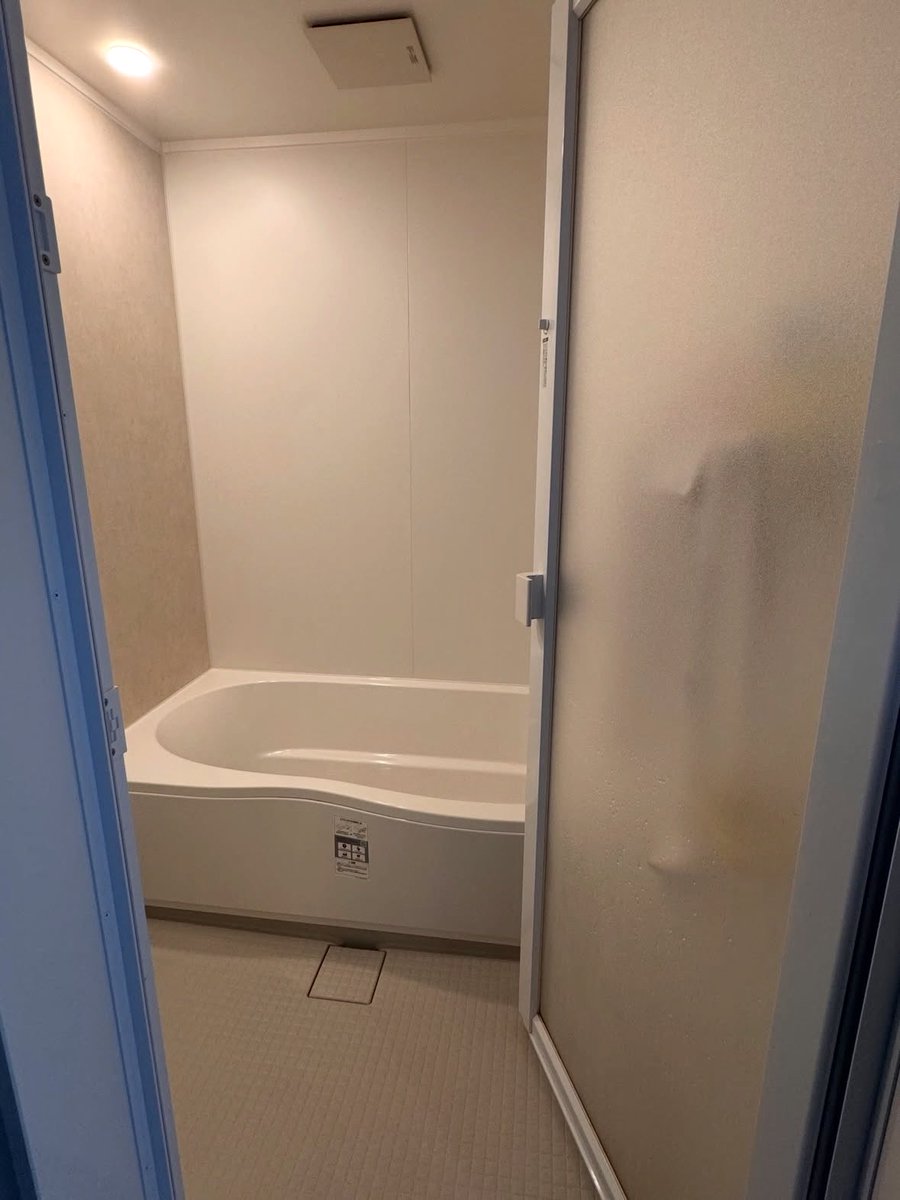 kamoshika_house's tweet photo. 注文住宅で学んだこと362
家づくりで大変だったこと③

【色んなメーカーのショールームに行く】

家づくりをしていると「あれもいいなぁ、これもいいなぁ」
でも実物を見ないとわからないよねとなることが多い。

住宅設備は特に費用も大きいので各メーカーのショールームを回ることにしました。

LIXILのような大きなメーカーは家の近くにもあって気軽に行けるけど、新興メーカーは大都市にしかない場合もあり遠征しました。ほぼ部活かと思うスケジュールで回りましたね🥹

行くだけじゃなく比べて「どれにしよう」と悩むのも大変でした。